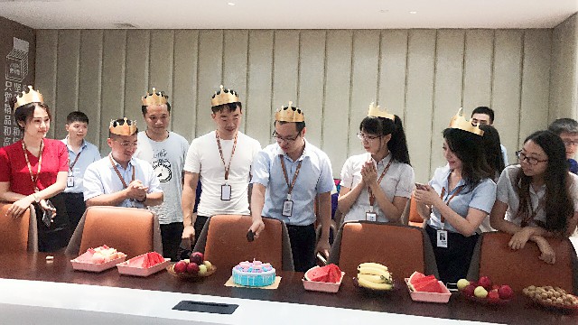 德利丰家居7月总结会暨员工生日会凝心聚力，为(图2)