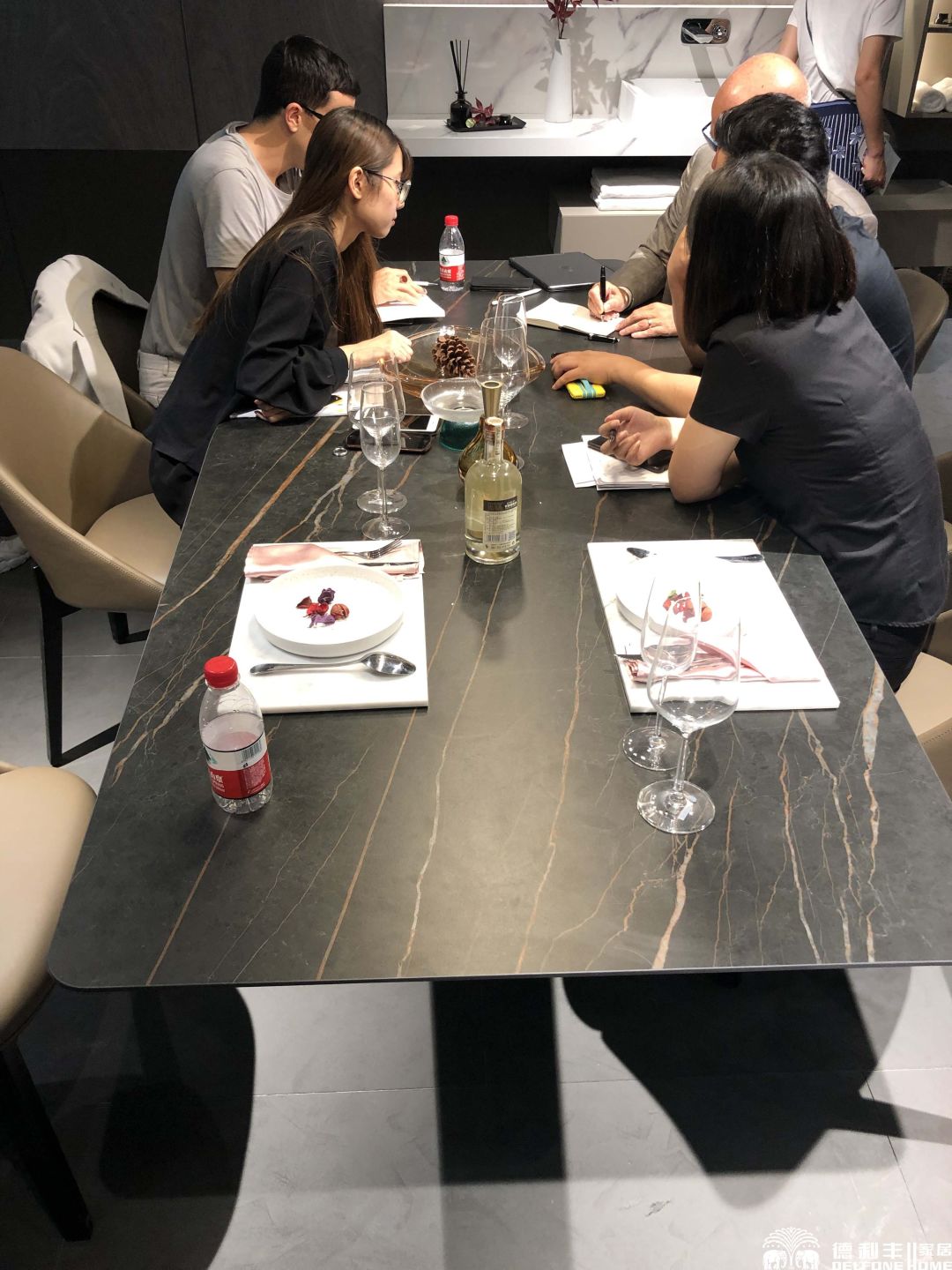 < NEWS >德利丰岩板新风潮卷席上海国际家具展览会(图8) < NEWS >德利丰岩板新风潮卷席上海国际家具展览会(图8)